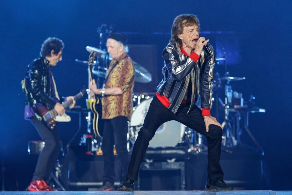 Mick Jagger von den Rolling Stones singt auf der Bühne.