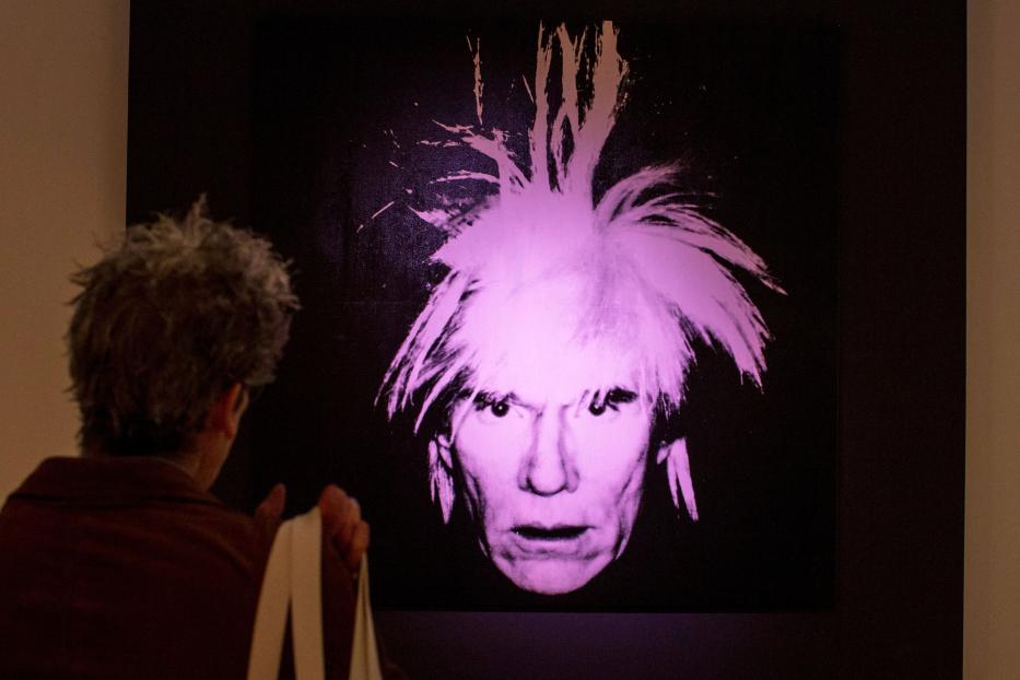 Ein Mann betrachtet „Selbstporträt“ von Andy Warhol während einer Medienvorschau im Auktionshaus Christie's in New York.