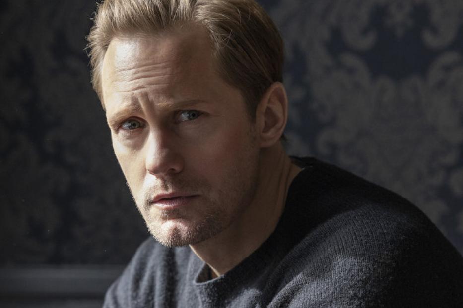 Porträt von Alexander Skarsgård in einem dunklen Pullover.