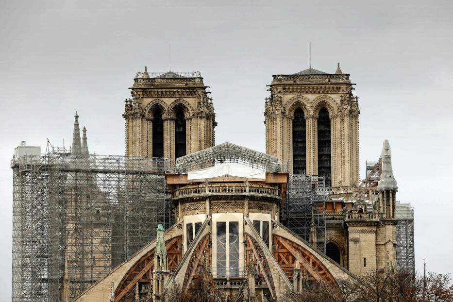 Die Notre-Dame de Paris während der Restaurierungsarbeiten nach dem Brand.