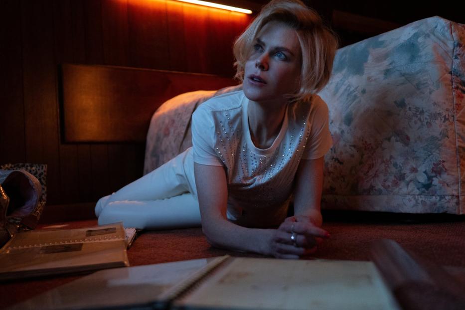 Nicole Kidman liegt auf dem Boden und schaut nachdenklich nach oben.