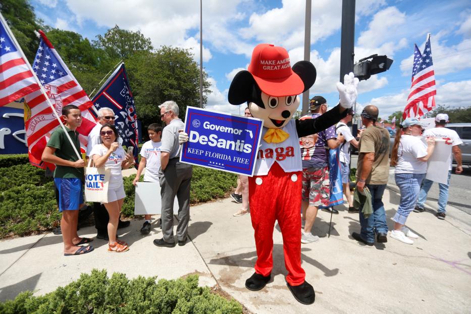 Unterstützer des von den Republikanern in Florida unterstützten Gesetzes „Don't Say Gay“ versammeln sich vor Walt Disney World.