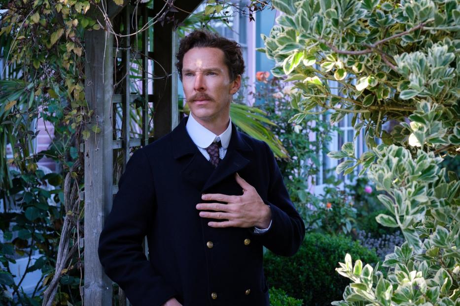 Benedict Cumberbatch posiert in einem Garten mit einem dunklen Mantel.