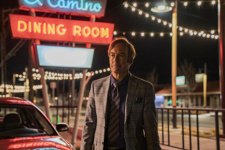 Bob Odenkirk als Saul Goodman vor einem „Dining Room“-Schild bei Nacht.