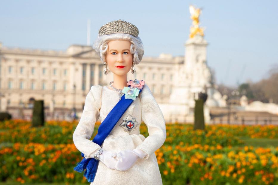 Eine Queen Elizabeth II. Puppe vor dem Buckingham Palace.