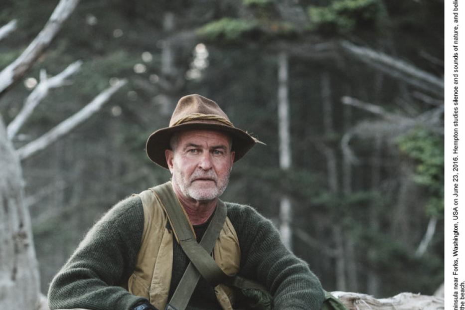 Gordon Hempton posiert für ein Porträt am Rialto Beach im Olympic National Forest.