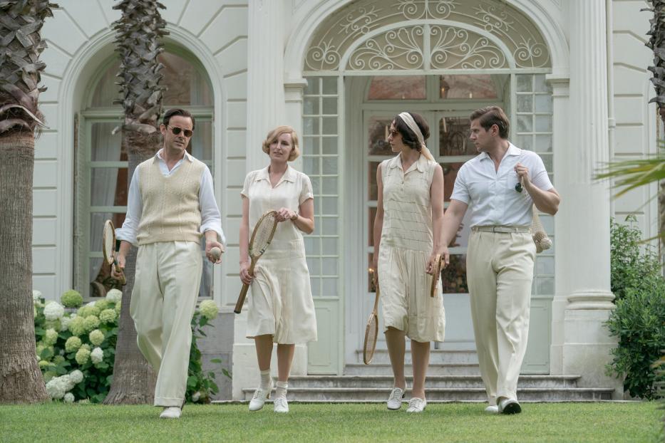 Eine Szene aus dem Film „Downton Abbey“ zeigt vier Personen mit Tennisschlägern vor einem Haus.