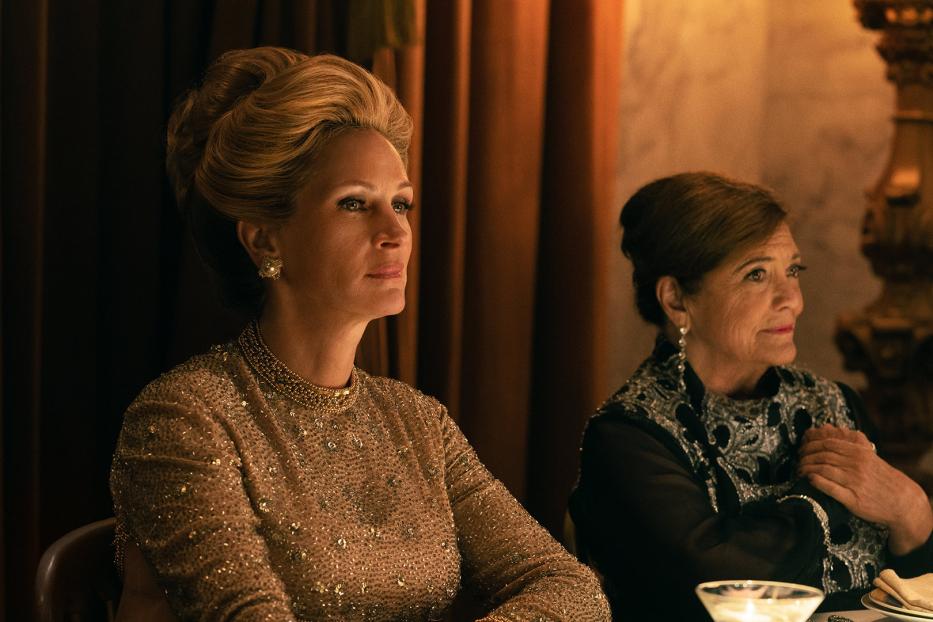Julia Roberts und eine weitere Frau sitzen an einem Tisch.