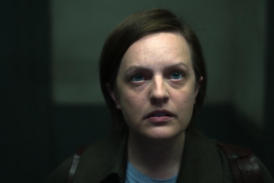 Nahaufnahme von Elisabeth Moss mit besorgtem Gesichtsausdruck.