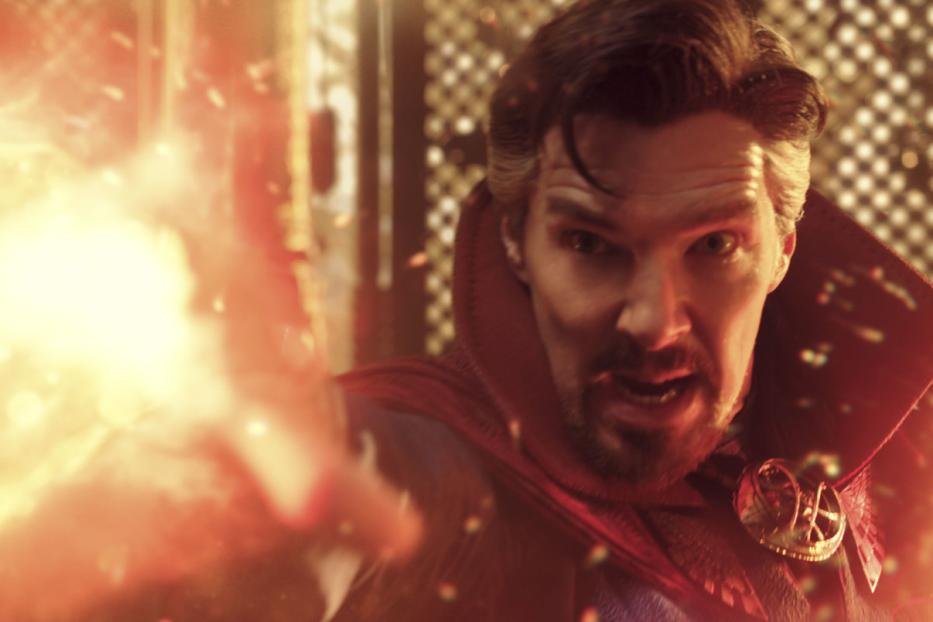 Doctor Strange wirkt einen Zauber mit roten Funken.