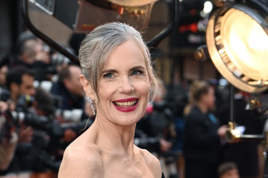 Eine Frau im Abendkleid auf dem roten Teppich, möglicherweise bei einer Filmpremiere von „Downton Abbey“.