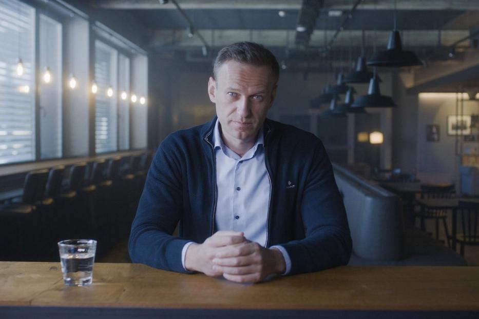Alexei Nawalny sitzt an einem Tisch in einem Restaurant.