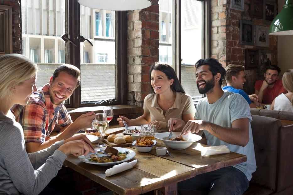 Eine Gruppe von Freunden genießt gemeinsam eine Mahlzeit in einem Restaurant.