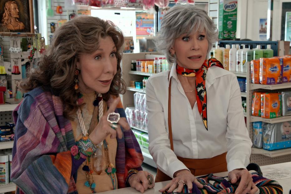 Grace und Frankie stehen in einem Laden und diskutieren.