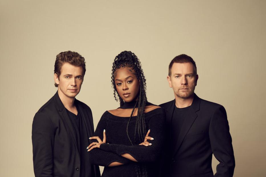 Hayden Christensen, Moses Ingram und Ewan McGregor posieren für ein Gruppenfoto.