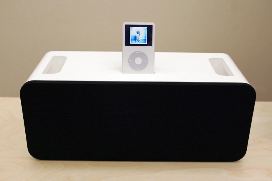 Ein weißer iPod steht auf einer Dockingstation mit Lautsprechern.
