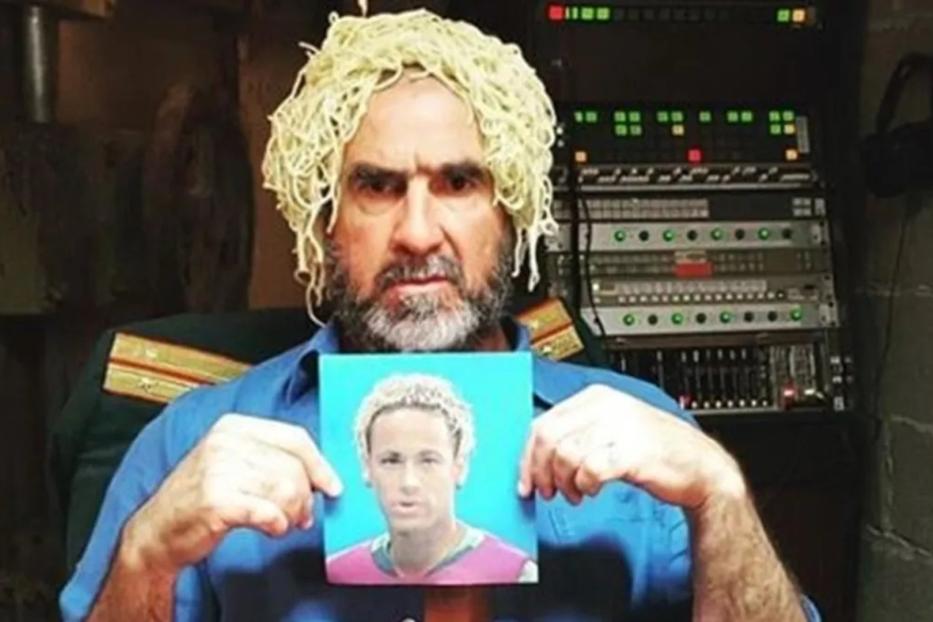 Ein Mann mit Spaghetti auf dem Kopf hält ein Bild von Neymar in den Händen.
