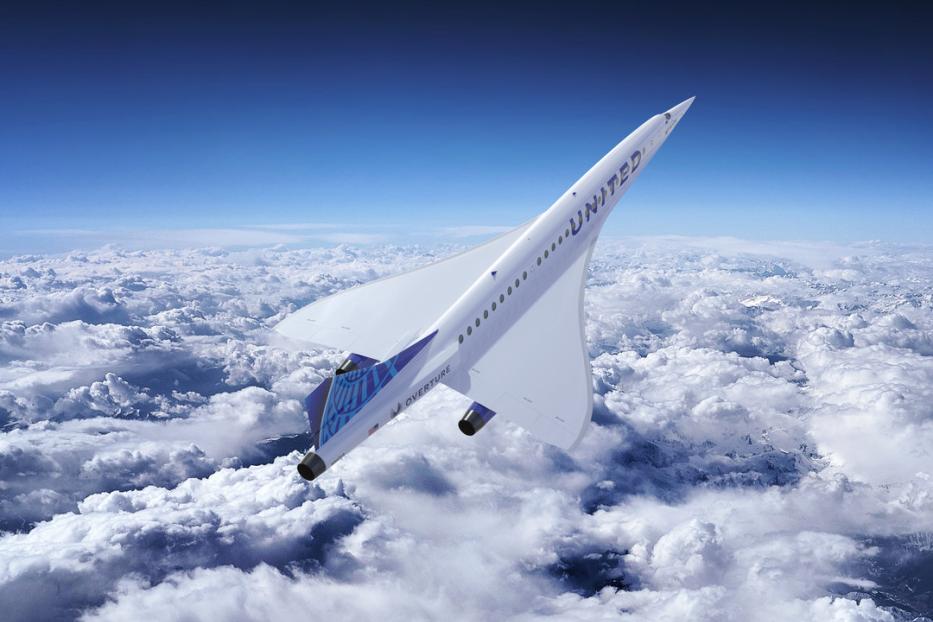 Ein Überschallflugzeug von United Airlines fliegt über den Wolken.