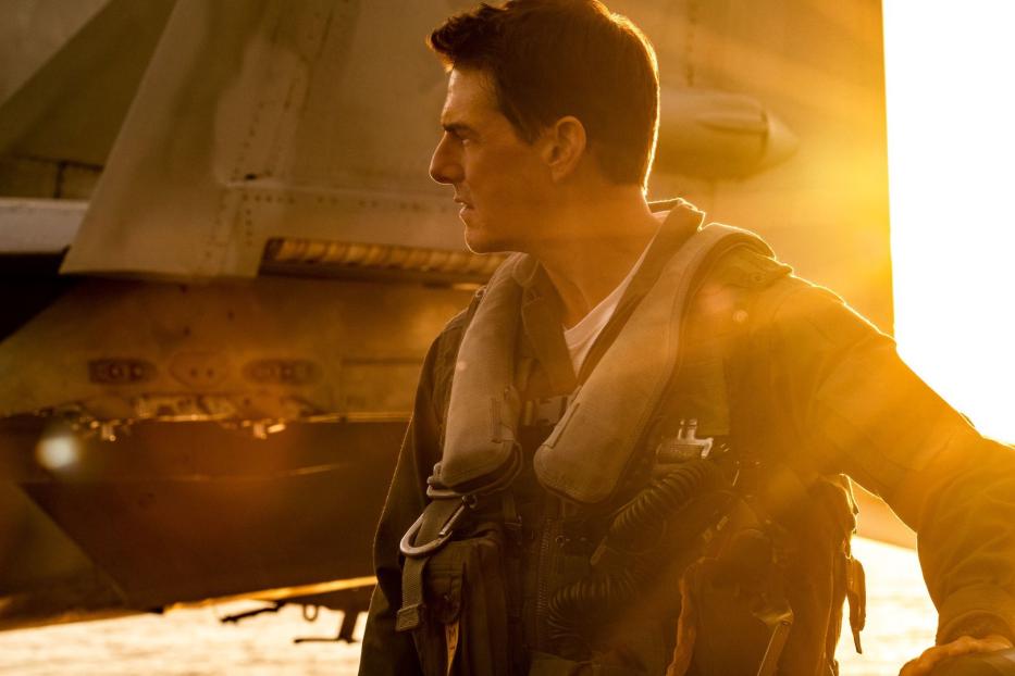 Tom Cruise in seiner Rolle als Kampfpilot vor einem Kampfjet.