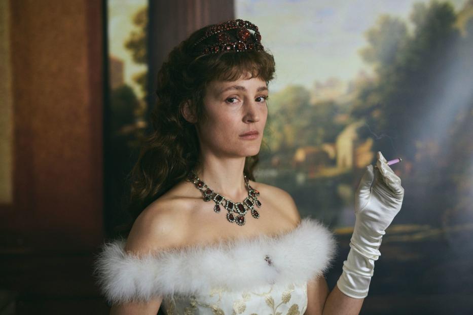 Kaiserin Elisabeth von Österreich mit Krone, Halskette und Zigarette.