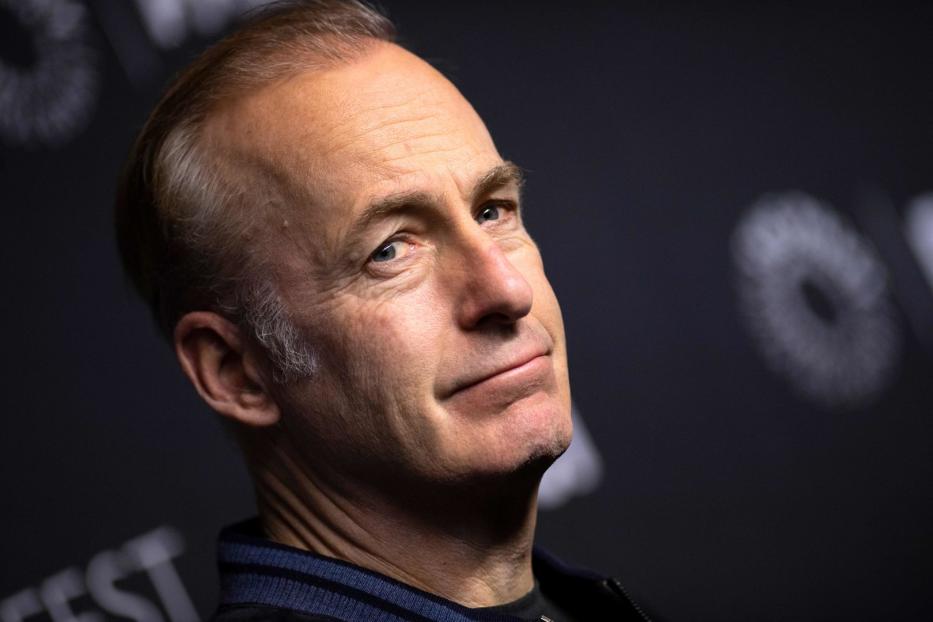 Porträt von Bob Odenkirk vor einem dunklen Hintergrund.