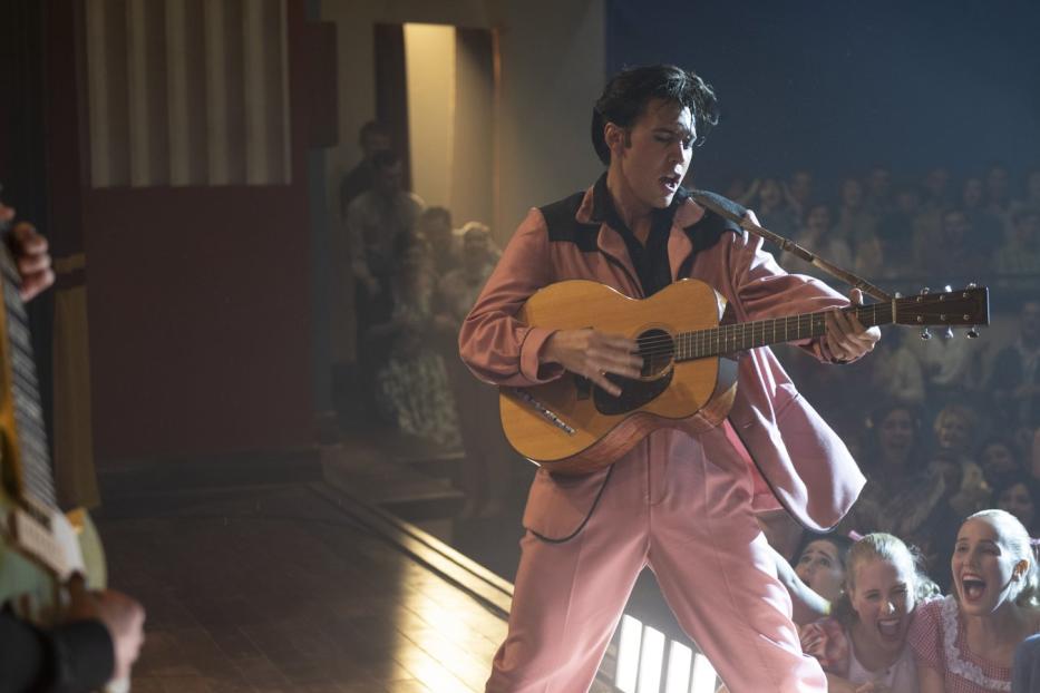 Austin Butler als Elvis Presley auf der Bühne mit Gitarre vor Publikum.