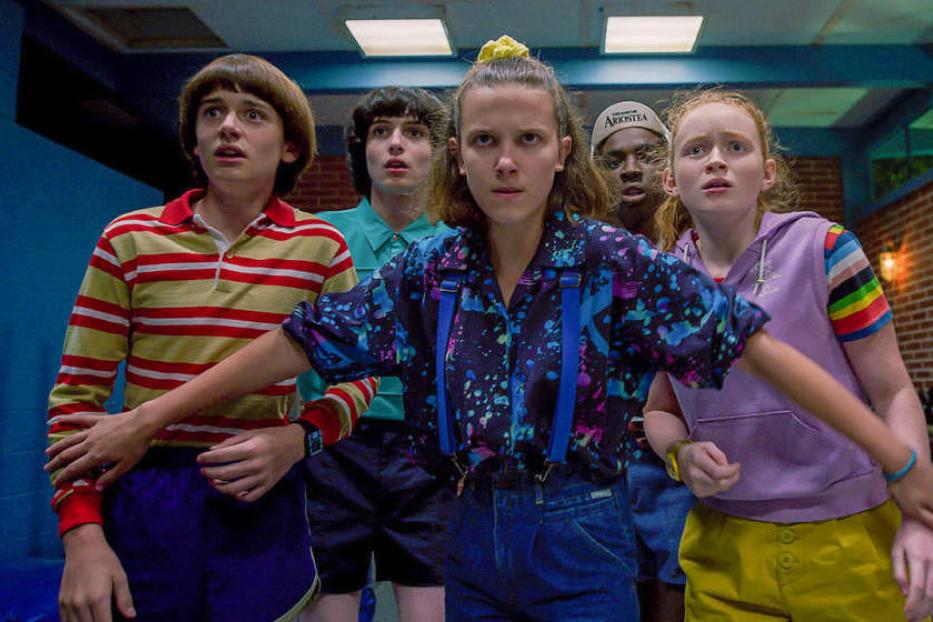Die jungen Darsteller der Serie „Stranger Things“ blicken besorgt in die Ferne.