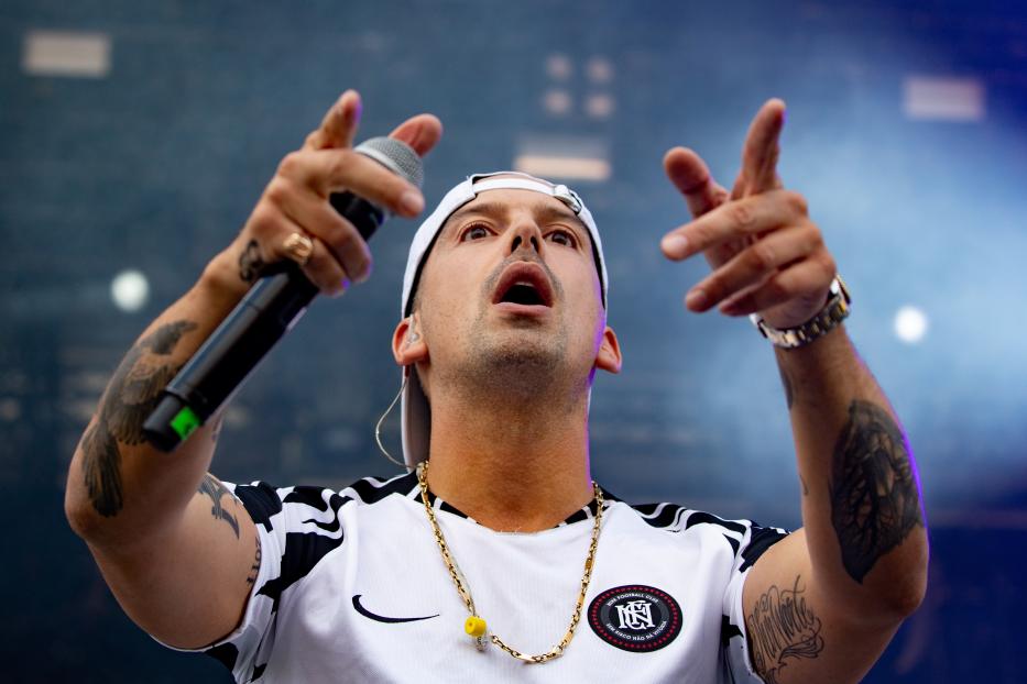 Ein Rapper tritt beim Lollapalooza Berlin 2018 auf.