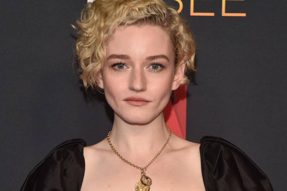Julia Garner auf dem roten Teppich in einem schwarzen Top mit Puffärmeln.
