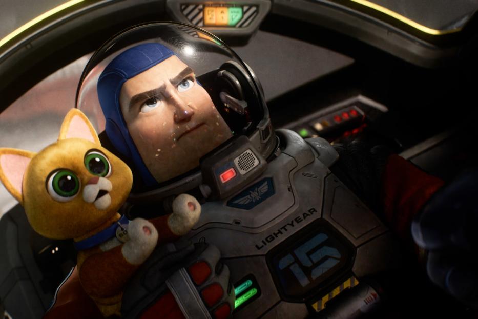 Buzz Lightyear hält Sox, die Roboterkatze, im Cockpit eines Raumschiffs.