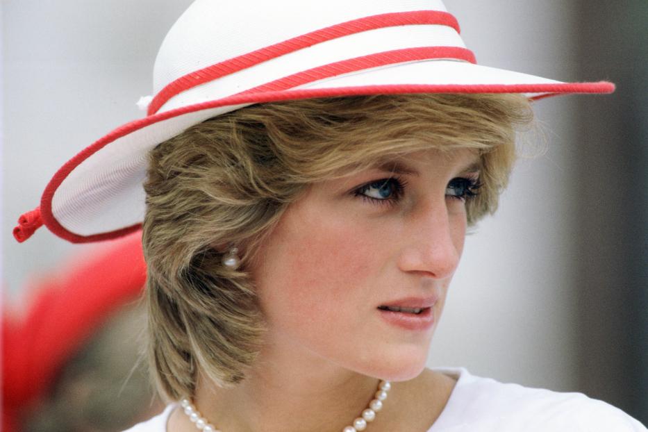 Ein Porträt von Prinzessin Diana mit einem weißen Hut mit roter Krempe.