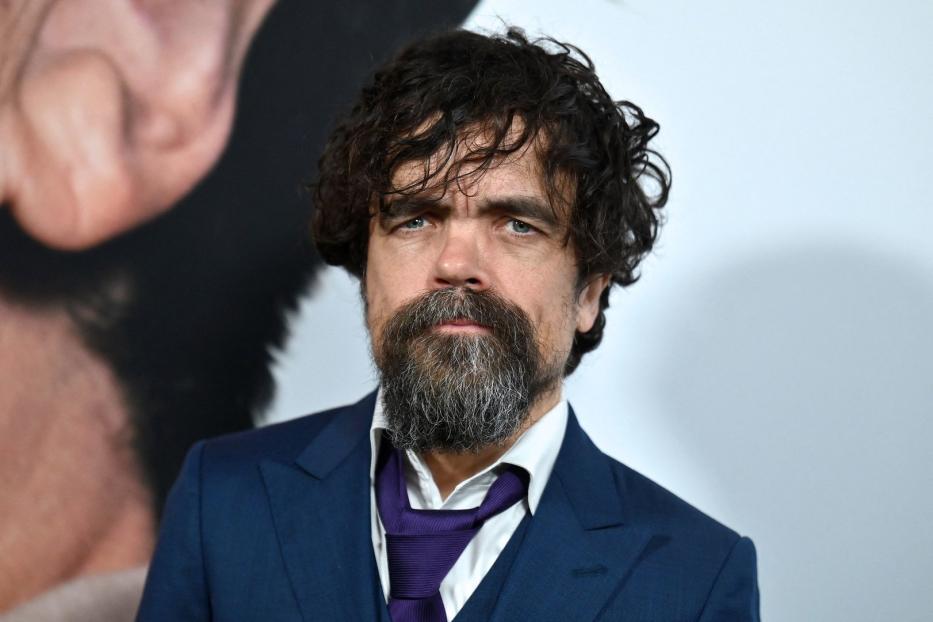 Porträt von Peter Dinklage mit Bart und dunklem Anzug.