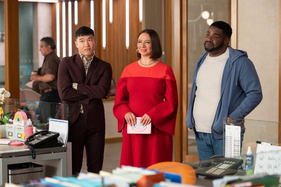Maya Rudolph mit zwei Kollegen in einem Büro.