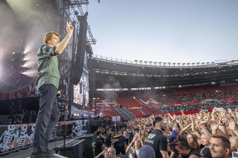 Die Toten Hosen geben ein Konzert vor einem großen Publikum.