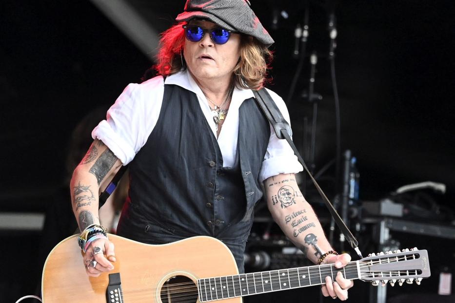 Johnny Depp spielt auf einem Musikfestival in Finnland Gitarre.