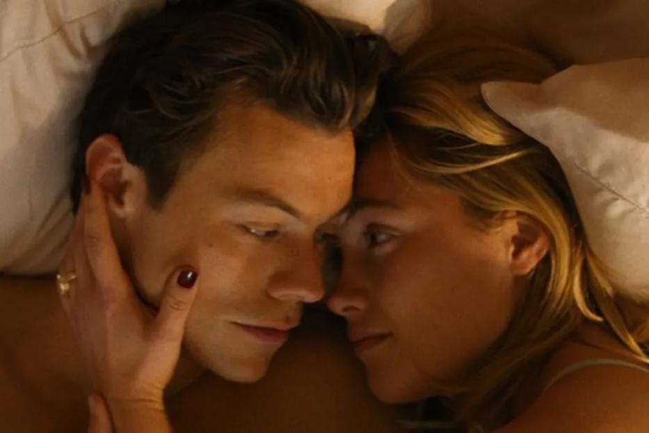 Harry Styles und Florence Pugh liegen in „Don't Worry Darling“ im Bett.