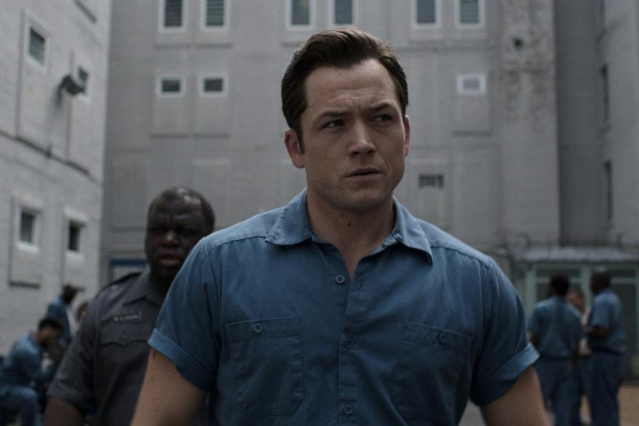 Taron Egerton in einer Szene aus der Serie „Black Bird“.