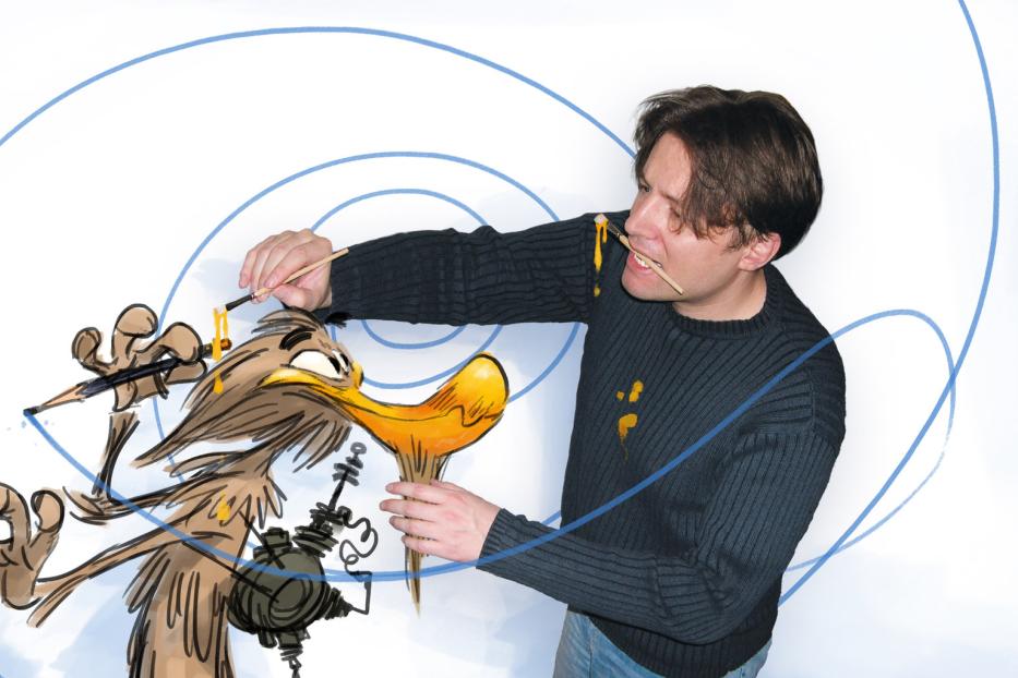 Ein Mann zeichnet eine Cartoon-Figur, die einer Ente ähnelt, mit Pinseln und Stiften.