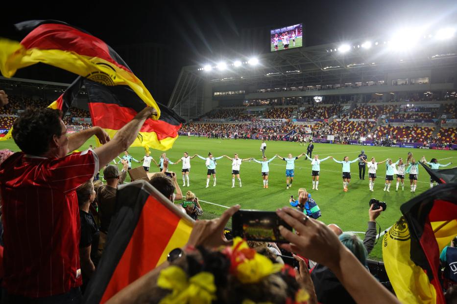 Die deutsche Fußballnationalmannschaft der Frauen bedankt sich bei den Fans.