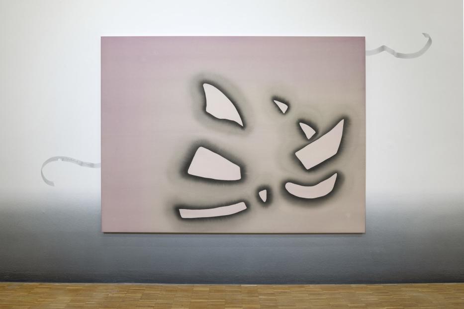 Ein abstraktes Gemälde mit rosa Hintergrund und weißen, fragmentartigen Formen hängt an einer Wand.