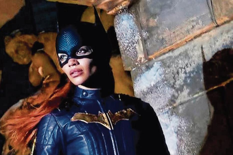 Batgirl im blauen Lederkostüm mit gelbem Umhang und Fledermaus-Symbol.