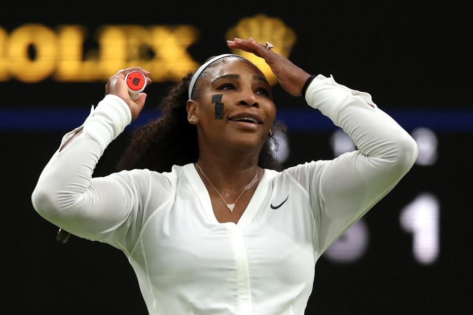 Serena Williams bei einem Tennisspiel, mit einem Pflaster auf der Wange und einem Ball in der Hand.