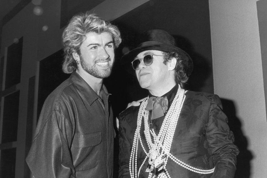 George Michael und Elton John posieren zusammen in einem Schwarzweißfoto.