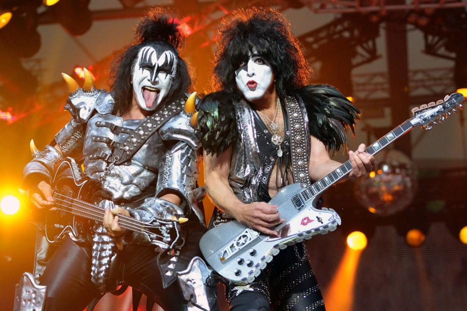 Die Band Kiss tritt in voller Bühnenmontur und Make-up auf.