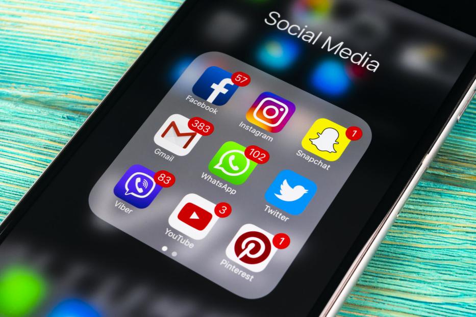 Ein Smartphone-Bildschirm zeigt einen Ordner mit Social-Media-Apps und Benachrichtigungen.
