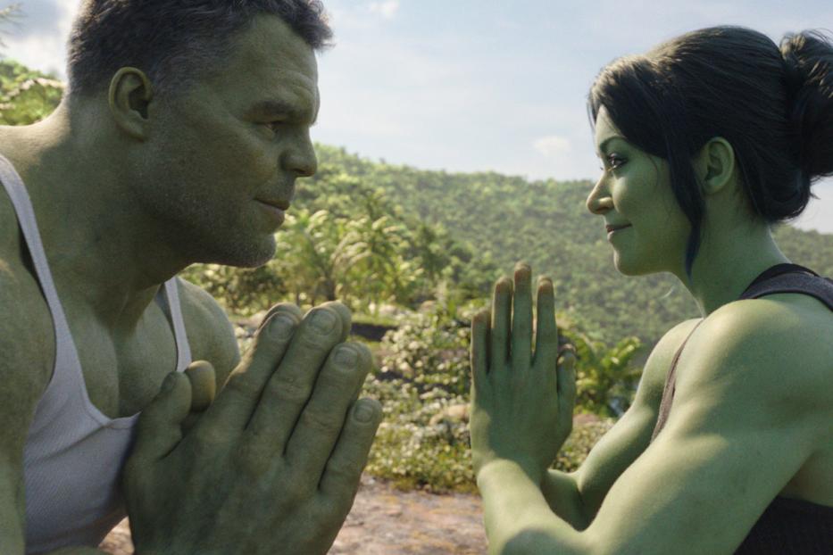 Hulk und She-Hulk meditieren vor einer tropischen Landschaft.