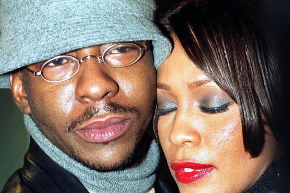 Bobby Brown und Whitney Houston posieren für ein Foto.