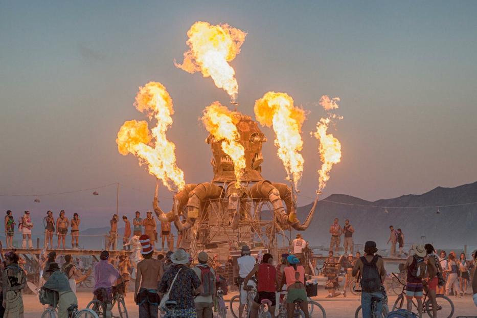 Eine riesige, oktopusartige Skulptur speit Flammen auf dem Burning Man Festival in Nevada.