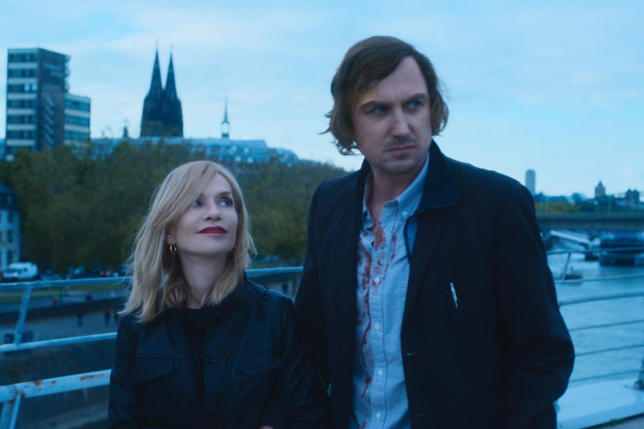 Isabelle Huppert und Lars Eidinger stehen vor dem Kölner Dom.