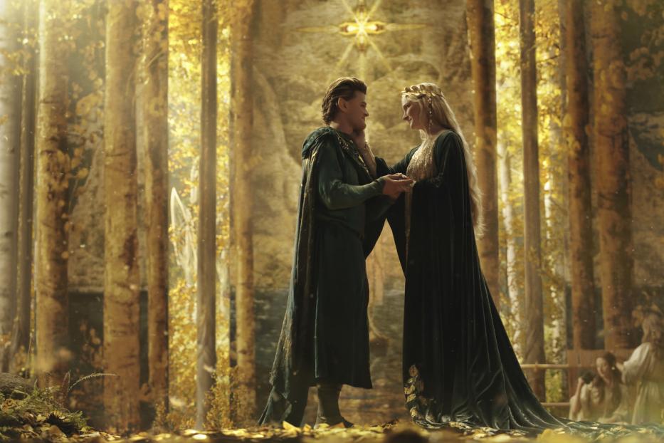 Galadriel und Elrond stehen in „Der Herr der Ringe: Die Ringe der Macht“ beieinander.